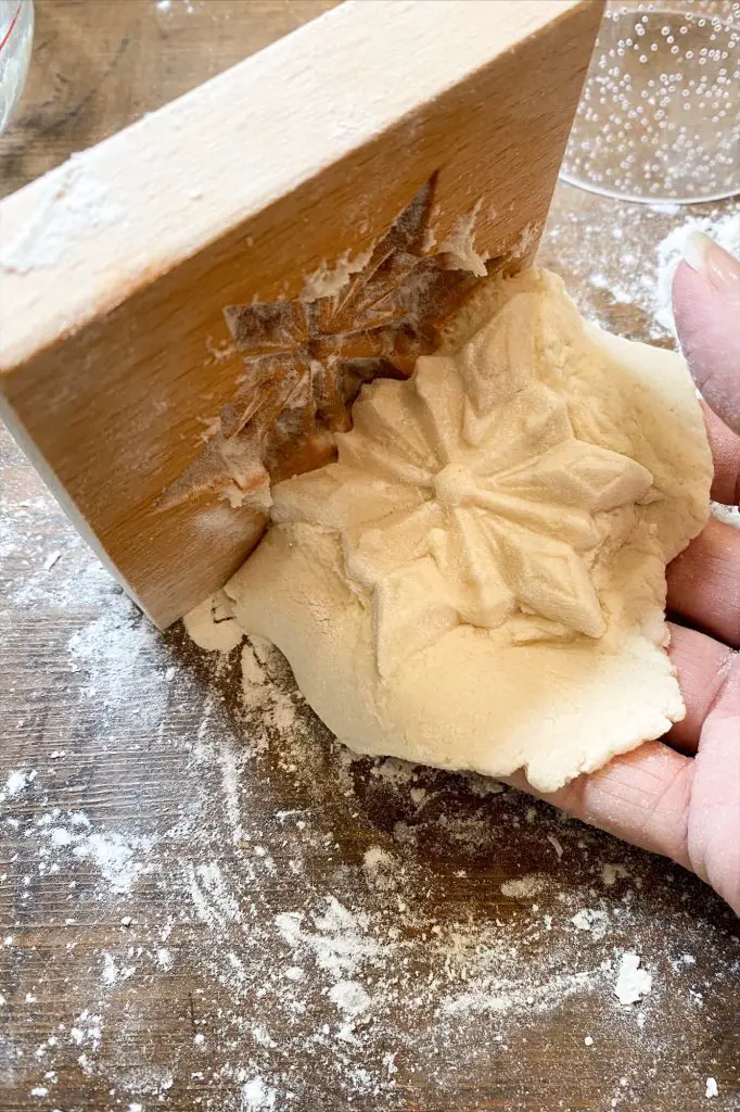 removing salt dough from a wooden cookie mold