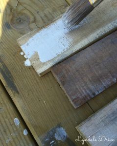 painting-pallet-wood-to-look-weathered