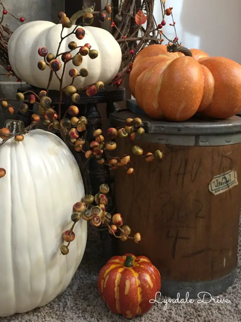 pumpkins-fall-mantel