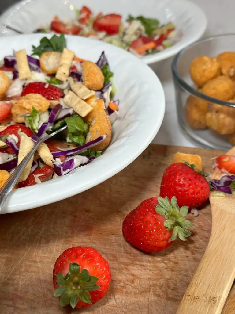 Simple strawberry salad with chicken bites