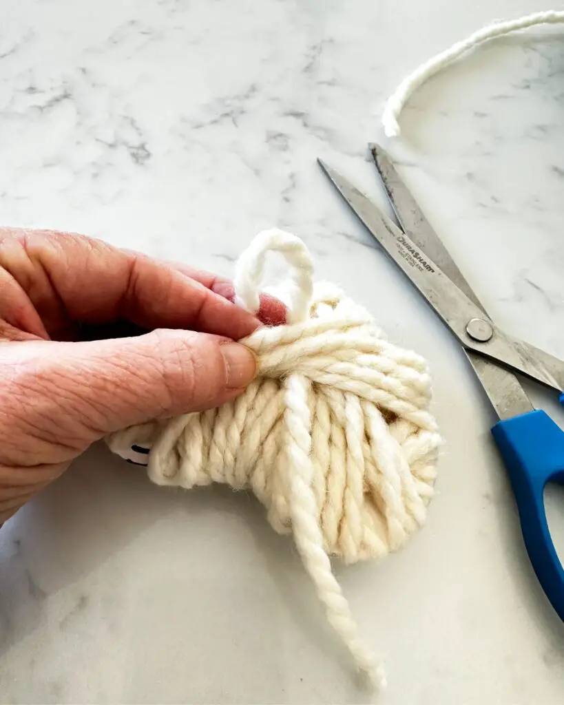 Tie off the end of yarn